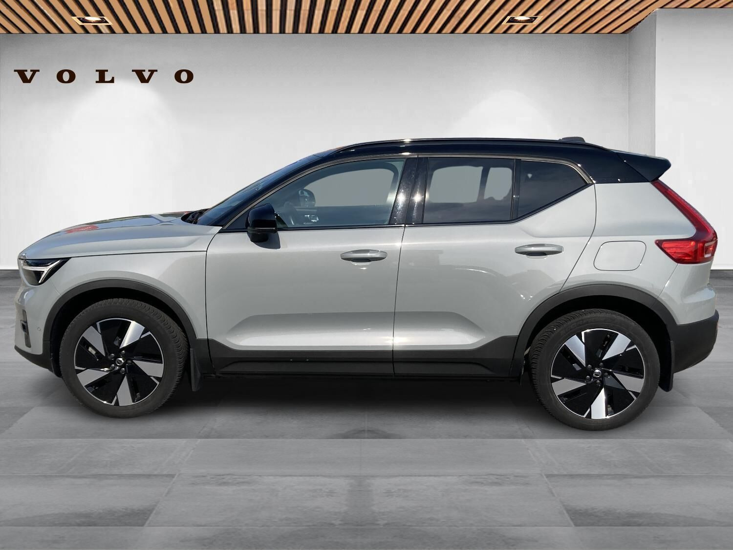 Grå Volvo XC40 fra 2023