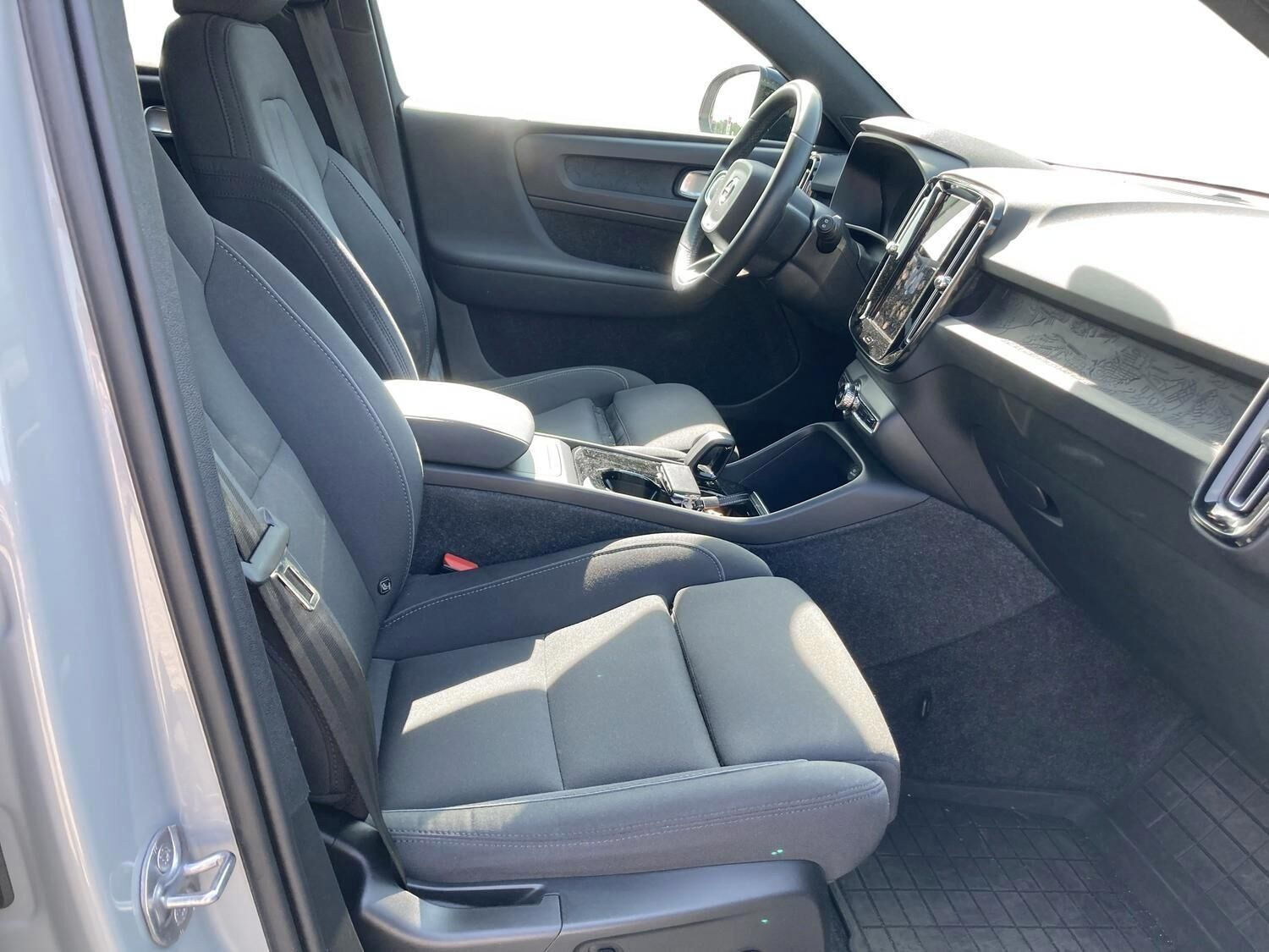 Grå Volvo XC40 fra 2023