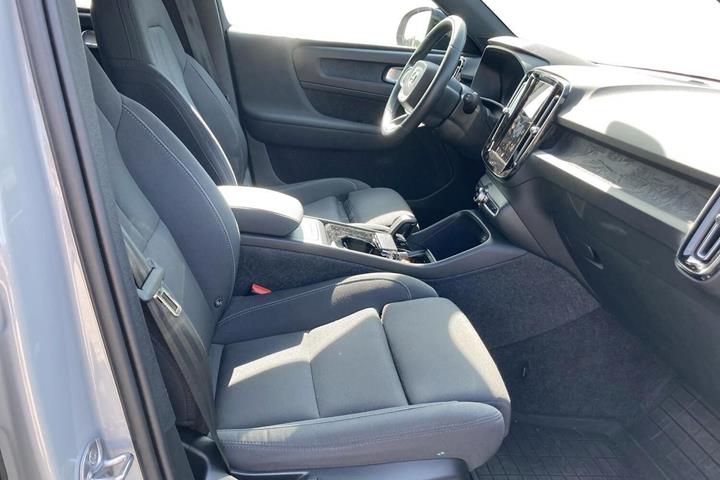 Grå Volvo XC40 fra 2023