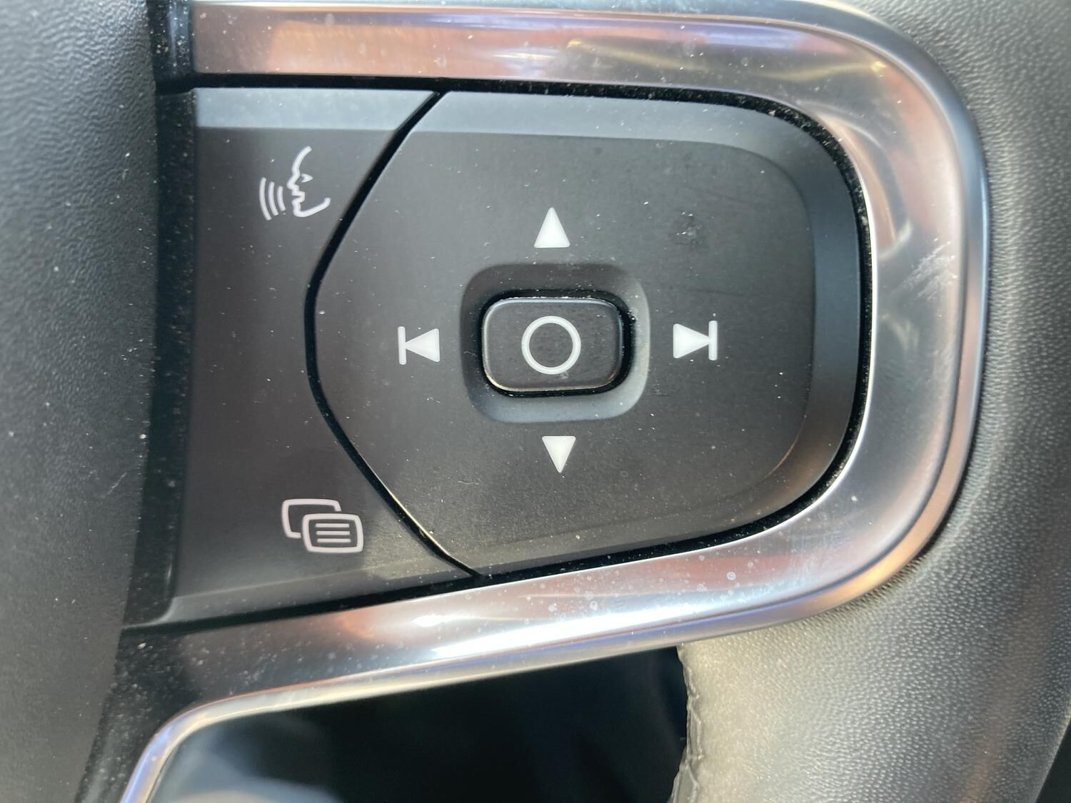 Grå Volvo XC40 fra 2023