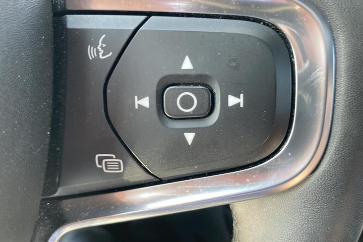 Grå Volvo XC40 fra 2023