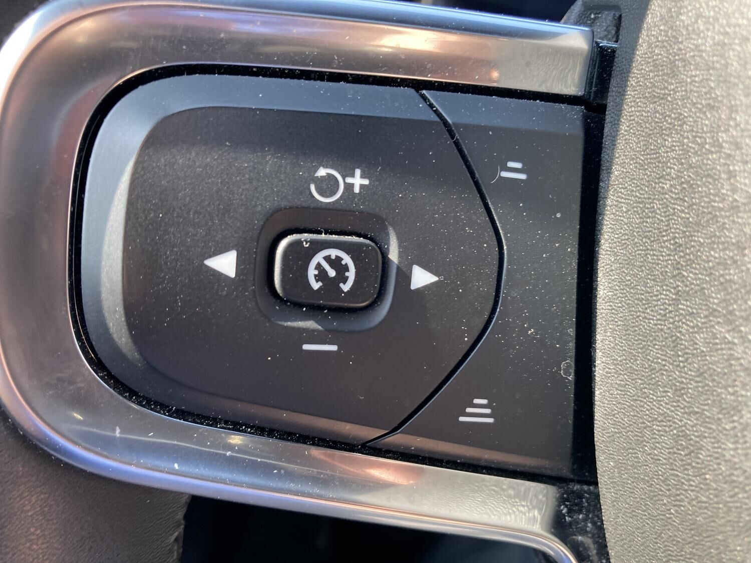 Grå Volvo XC40 fra 2023