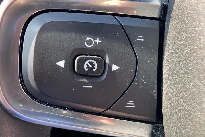Grå Volvo XC40 fra 2023