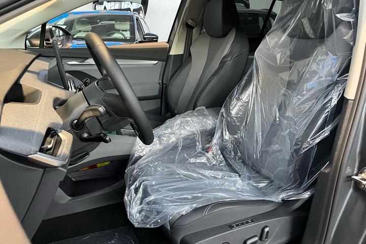 Grå Skoda Enyaq fra 2026