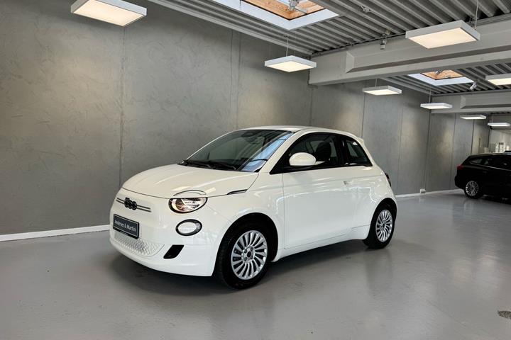 Hvid Fiat 500e fra 2023