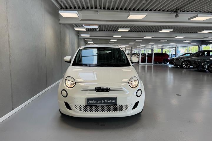 Hvid Fiat 500e fra 2023