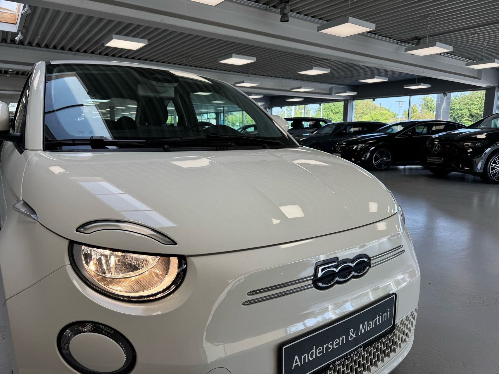 Hvid Fiat 500e fra 2023