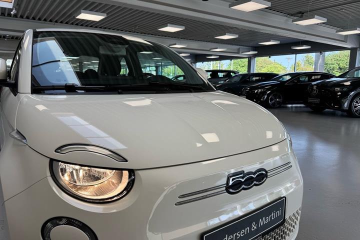 Hvid Fiat 500e fra 2023