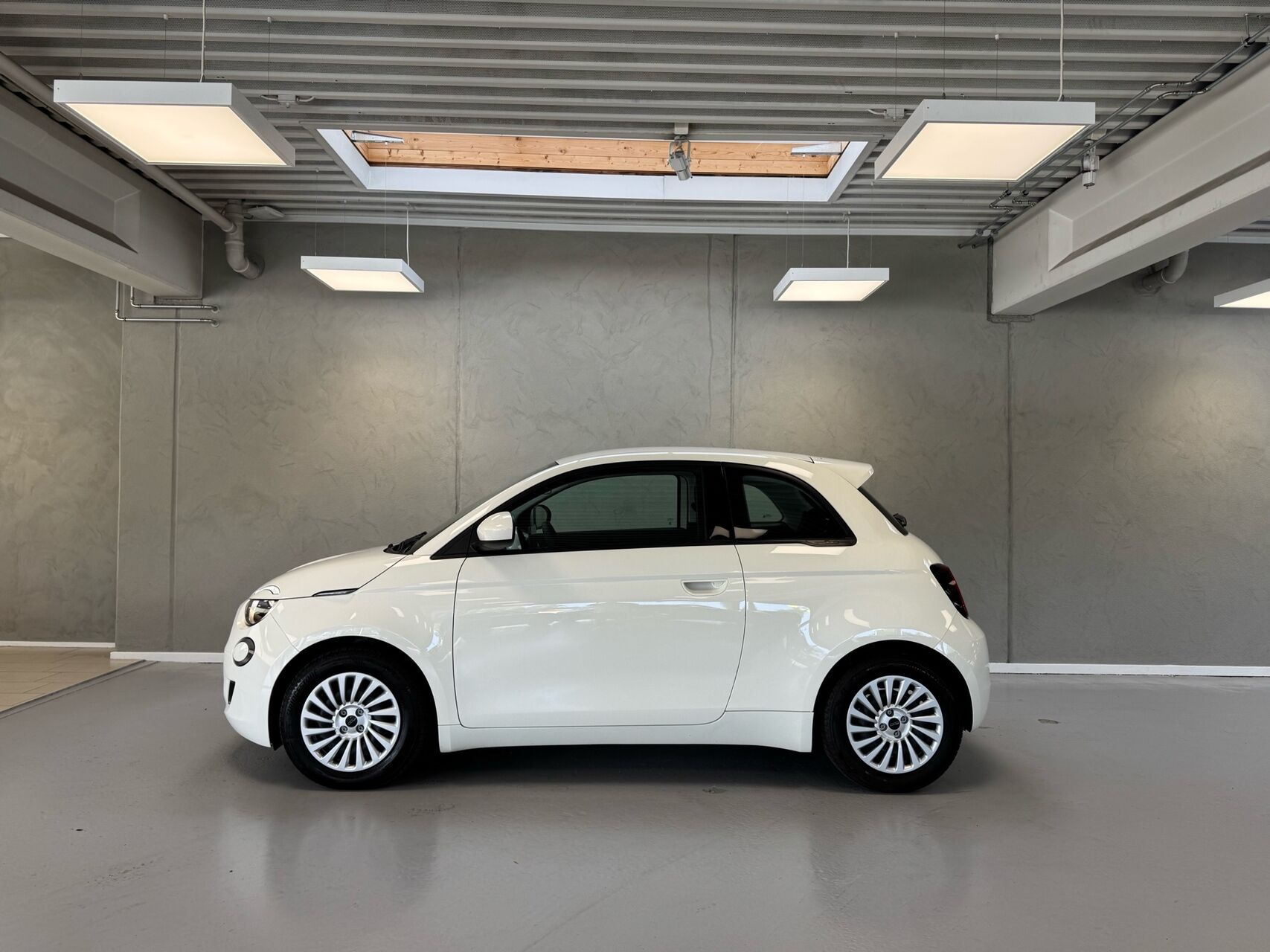 Hvid Fiat 500e fra 2023