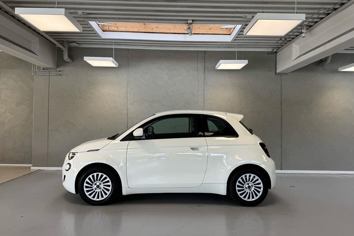 Hvid Fiat 500e fra 2023