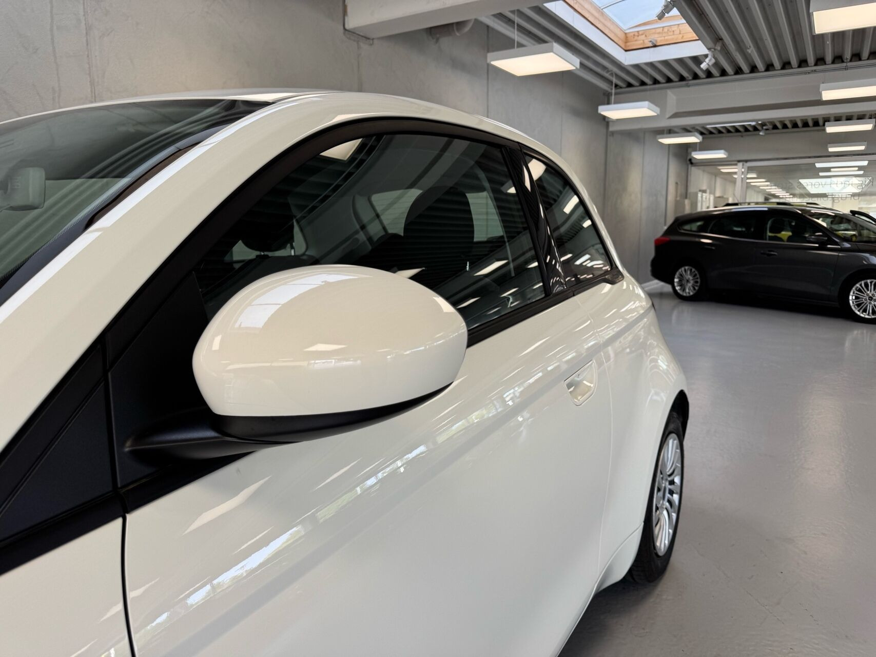 Hvid Fiat 500e fra 2023