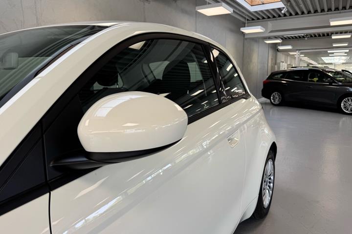 Hvid Fiat 500e fra 2023