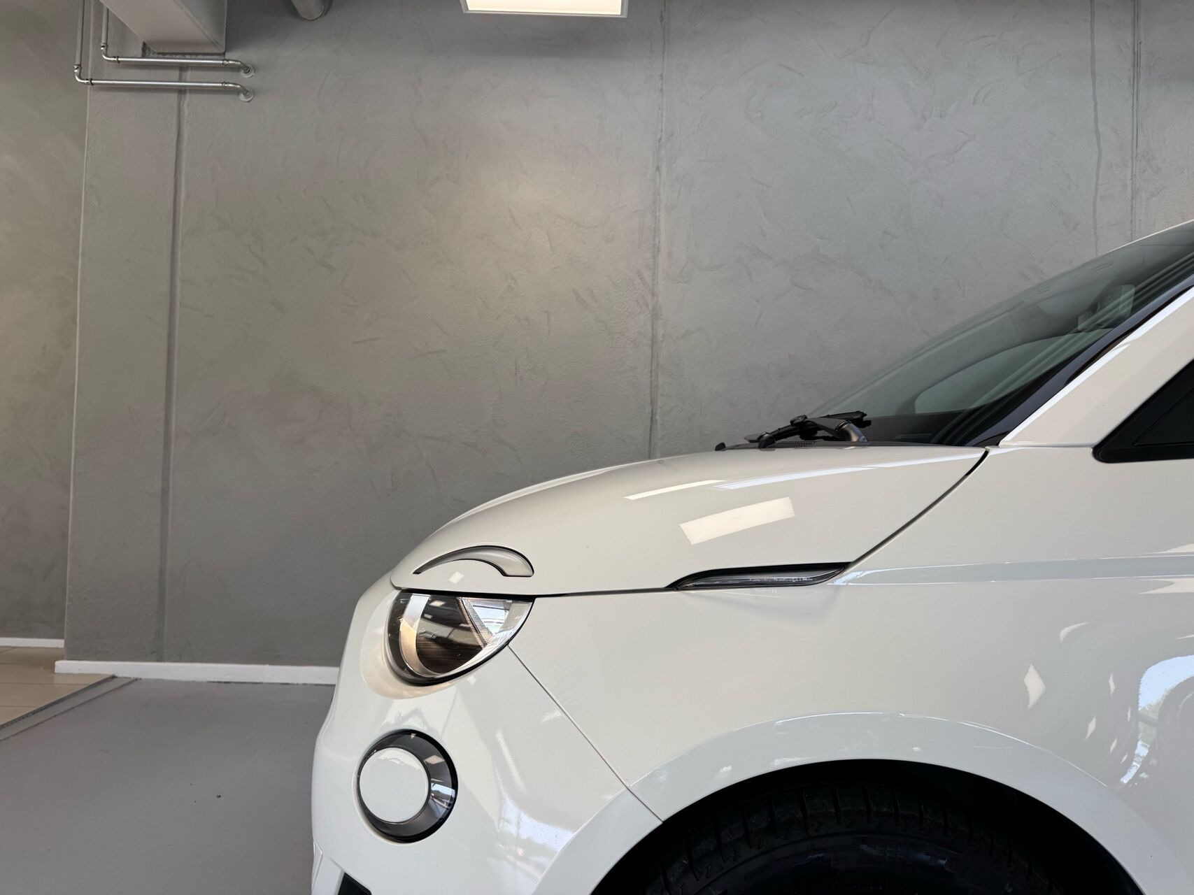 Hvid Fiat 500e fra 2023