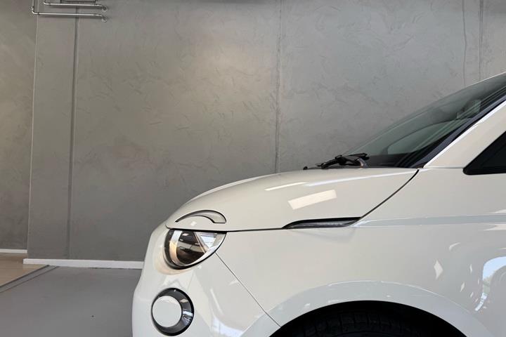 Hvid Fiat 500e fra 2023