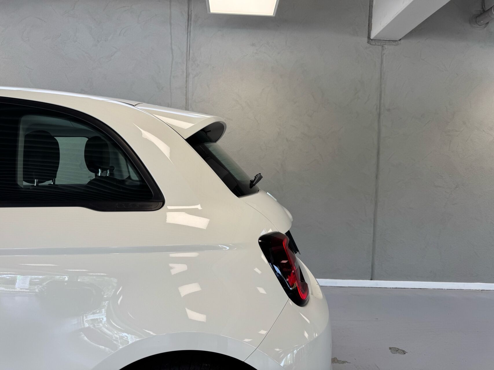 Hvid Fiat 500e fra 2023