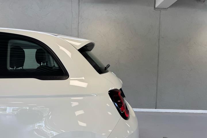 Hvid Fiat 500e fra 2023