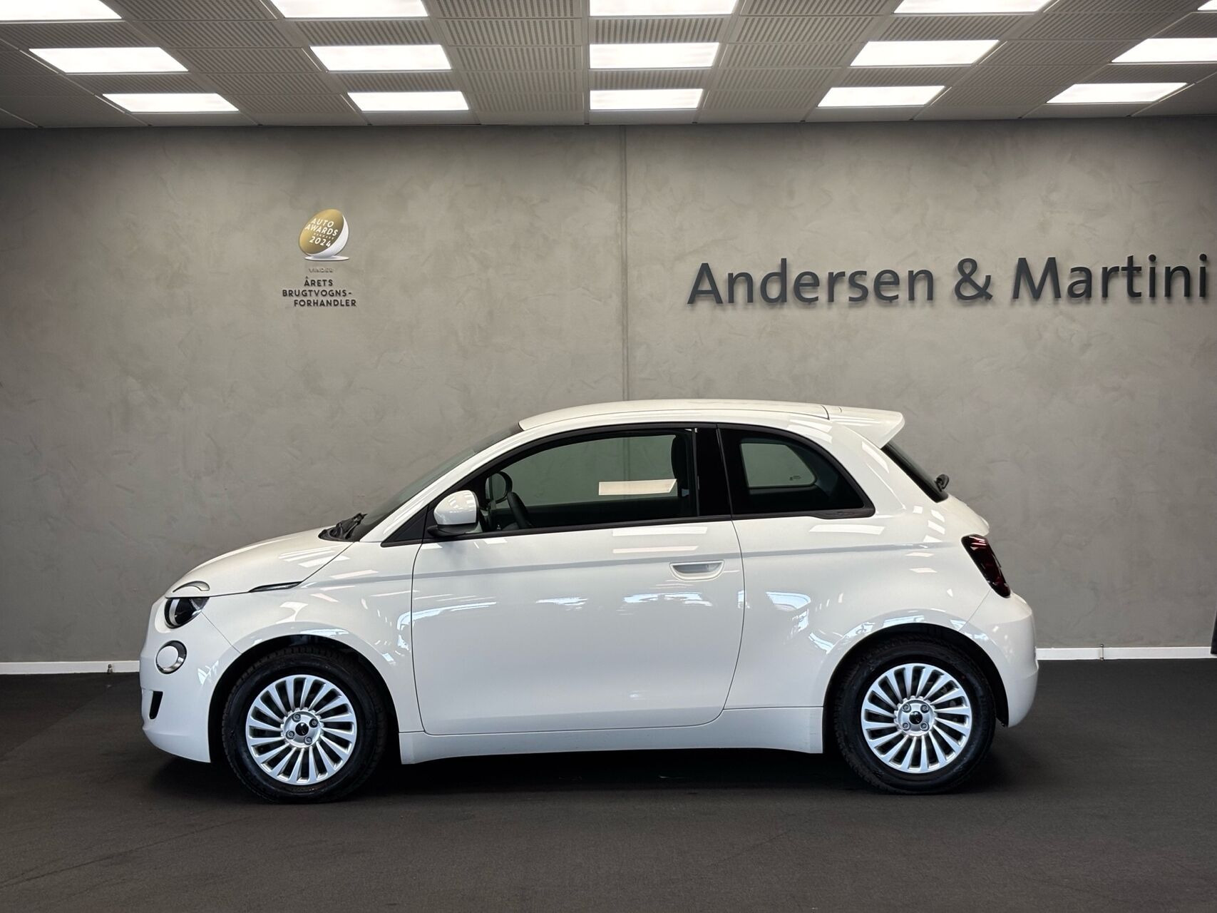 Hvid Fiat 500e fra 2024
