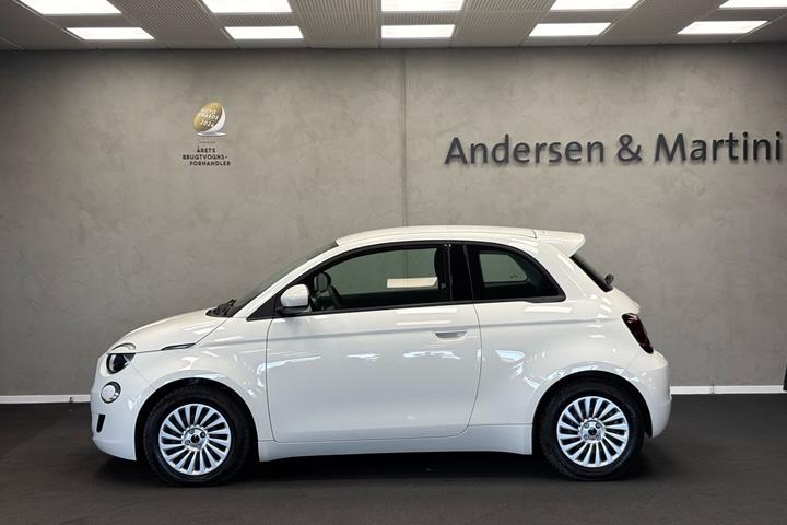 Hvid Fiat 500e fra 2024