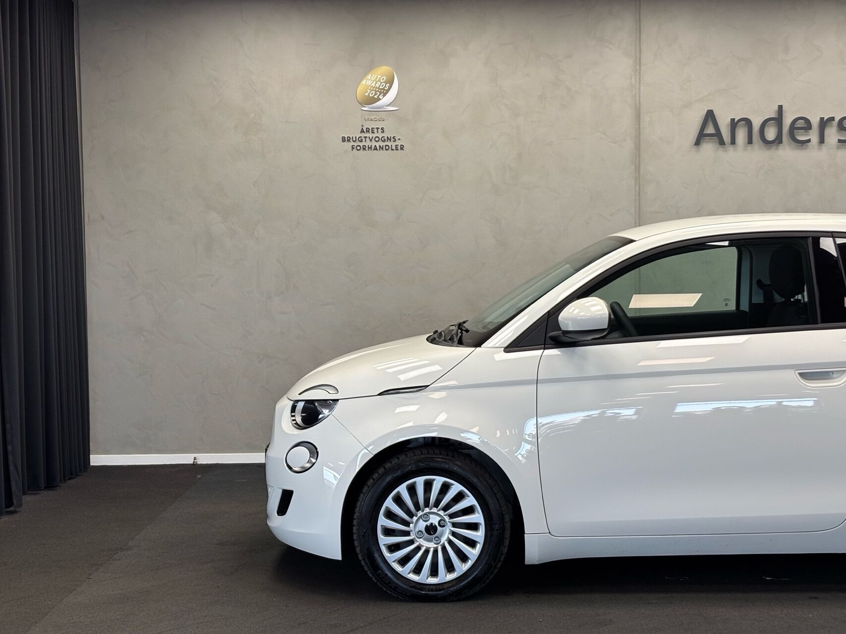 Hvid Fiat 500e fra 2024