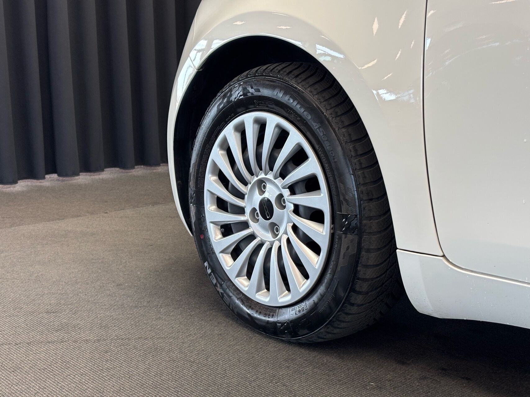 Hvid Fiat 500e fra 2024