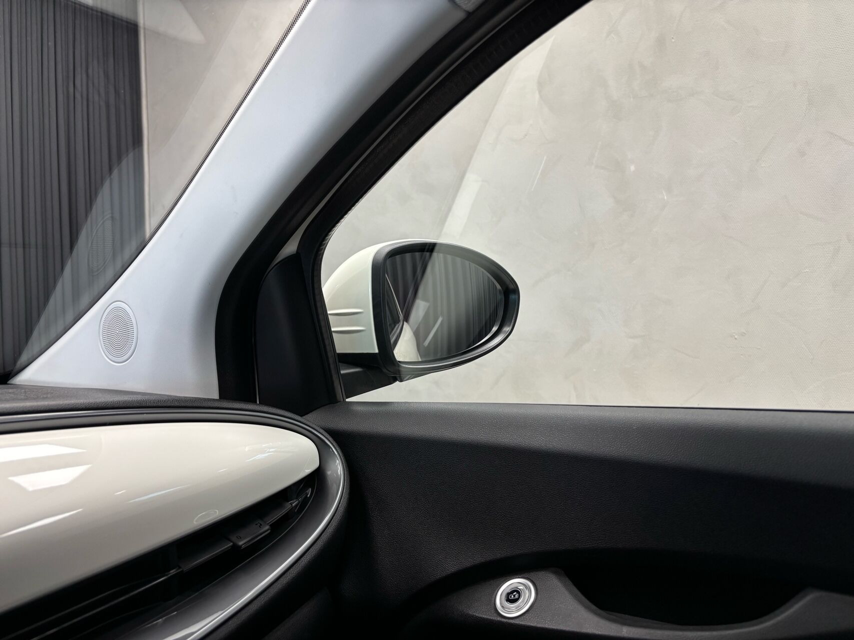 Hvid Fiat 500e fra 2024