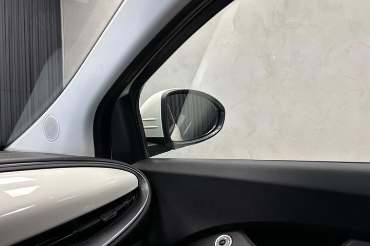 Hvid Fiat 500e fra 2024