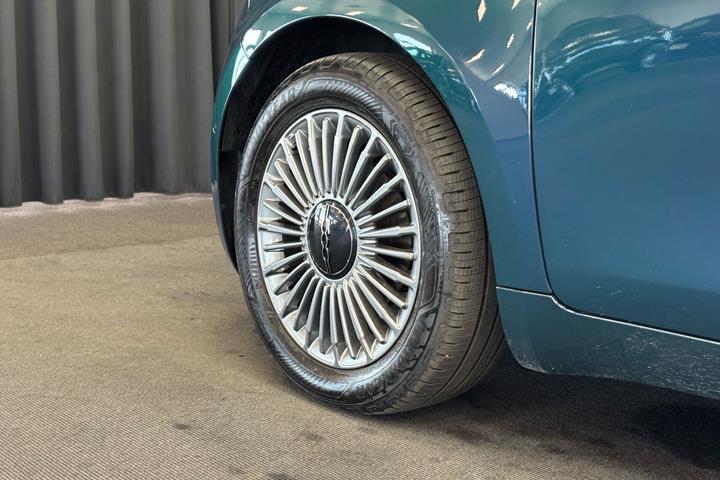 Grøn Fiat 500e fra 2023