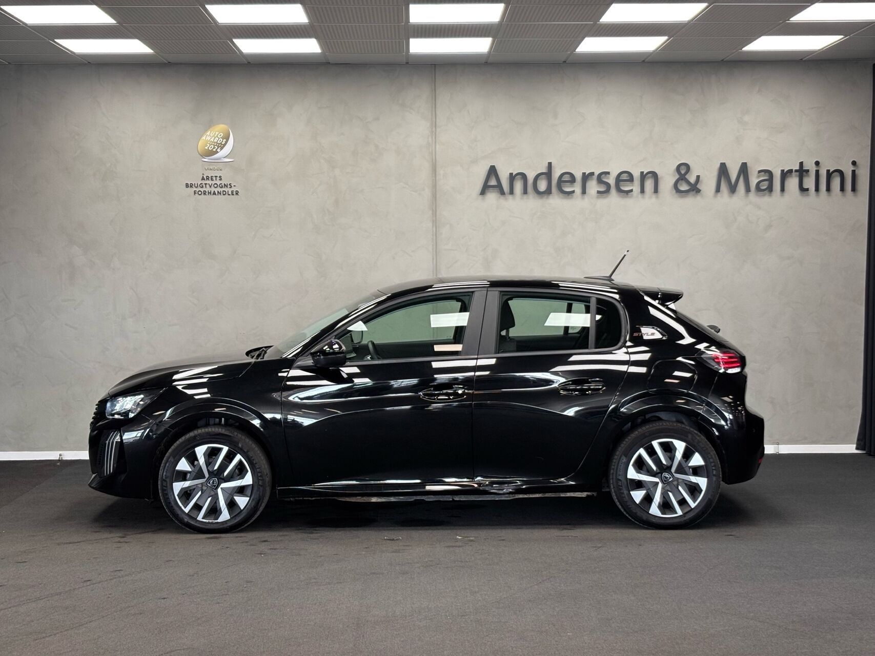 Sort Peugeot e-208 fra 2025