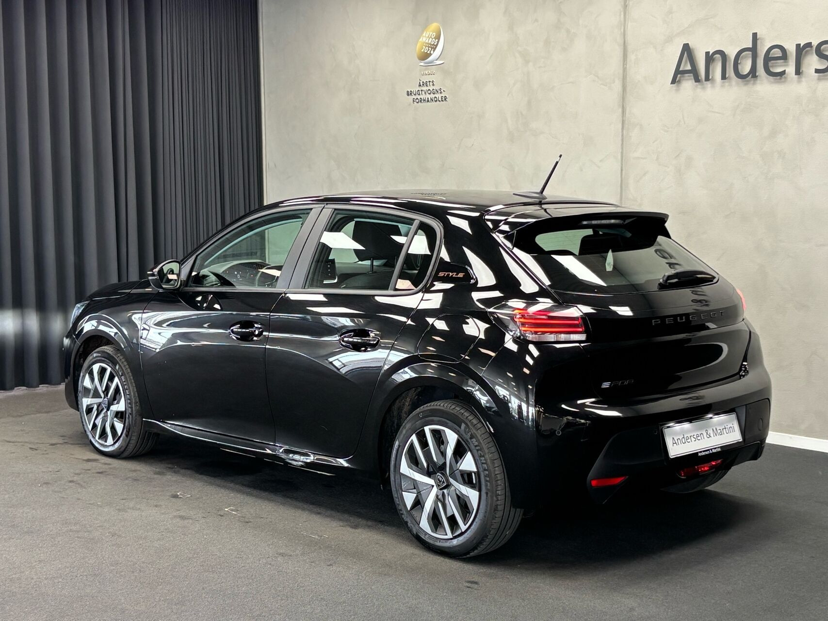 Sort Peugeot e-208 fra 2025