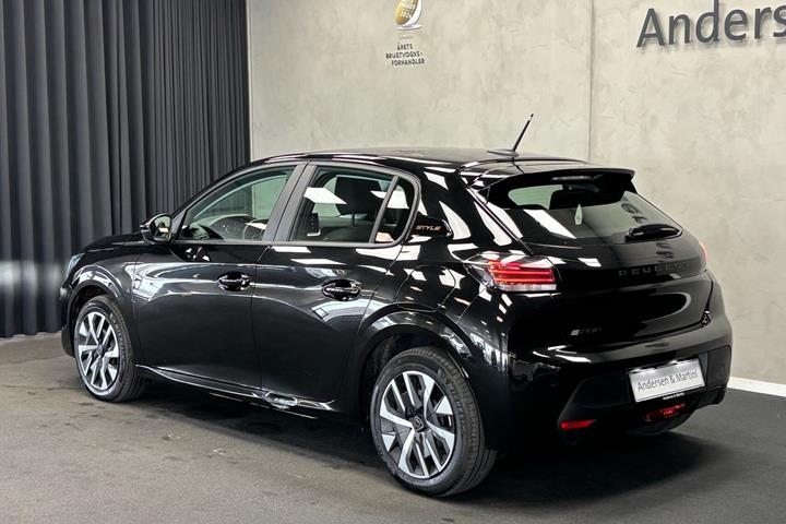 Sort Peugeot e-208 fra 2025