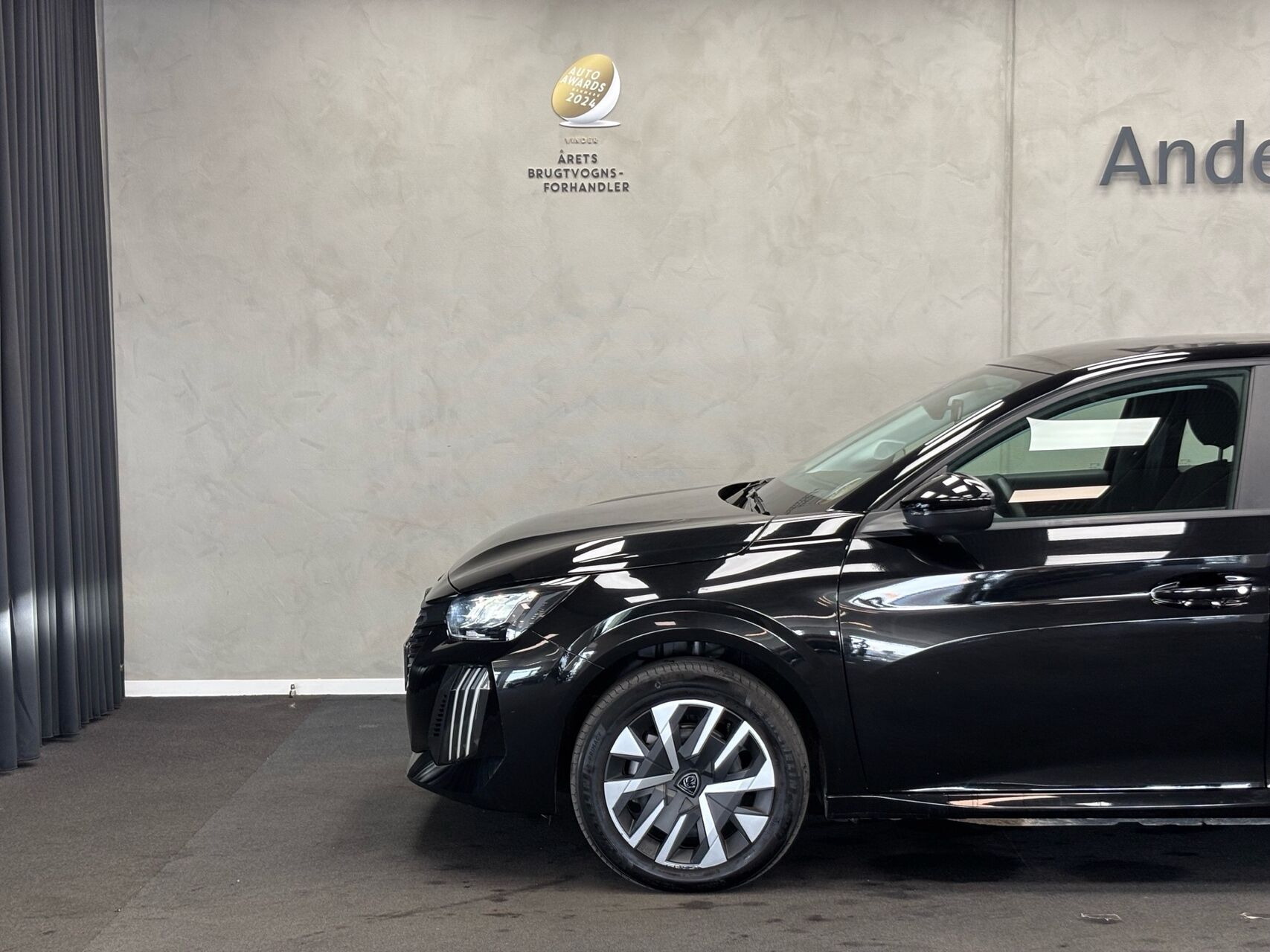 Sort Peugeot e-208 fra 2025
