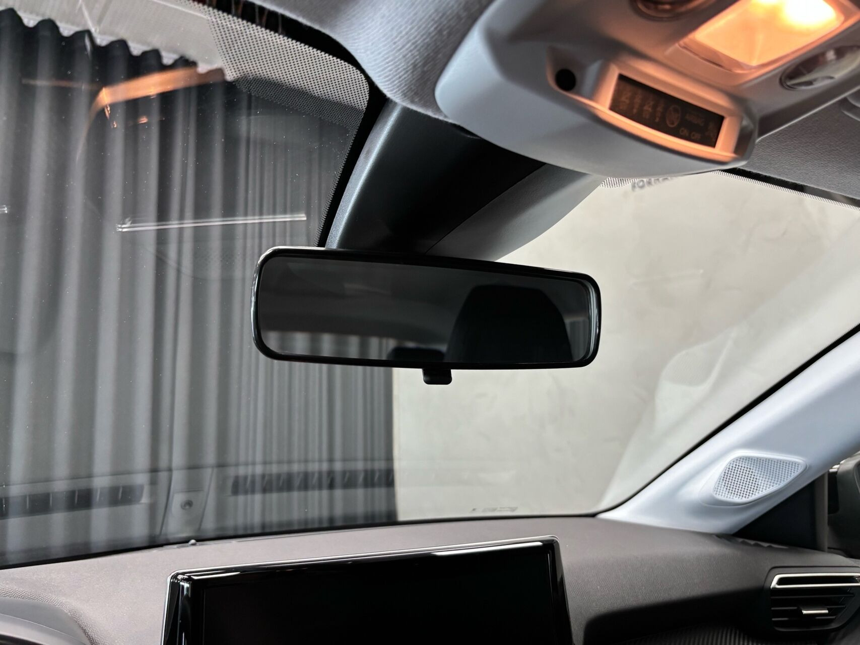 Sort Peugeot e-208 fra 2025