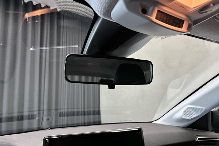 Sort Peugeot e-208 fra 2025