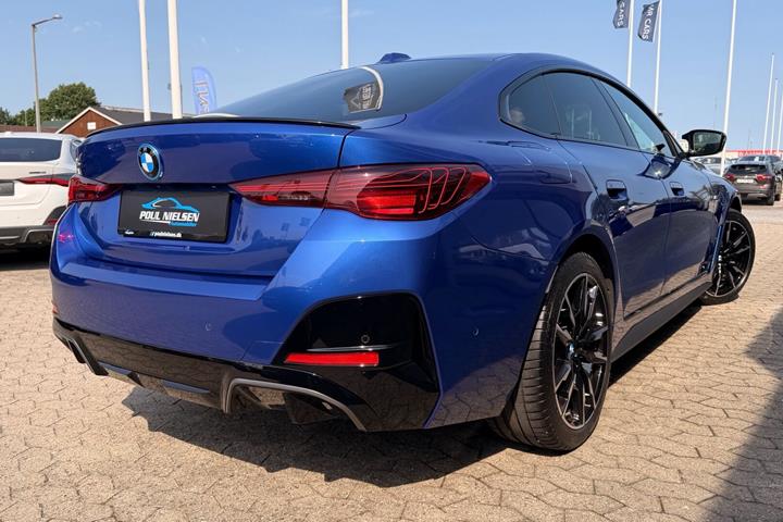 Blå BMW i4 fra 2024