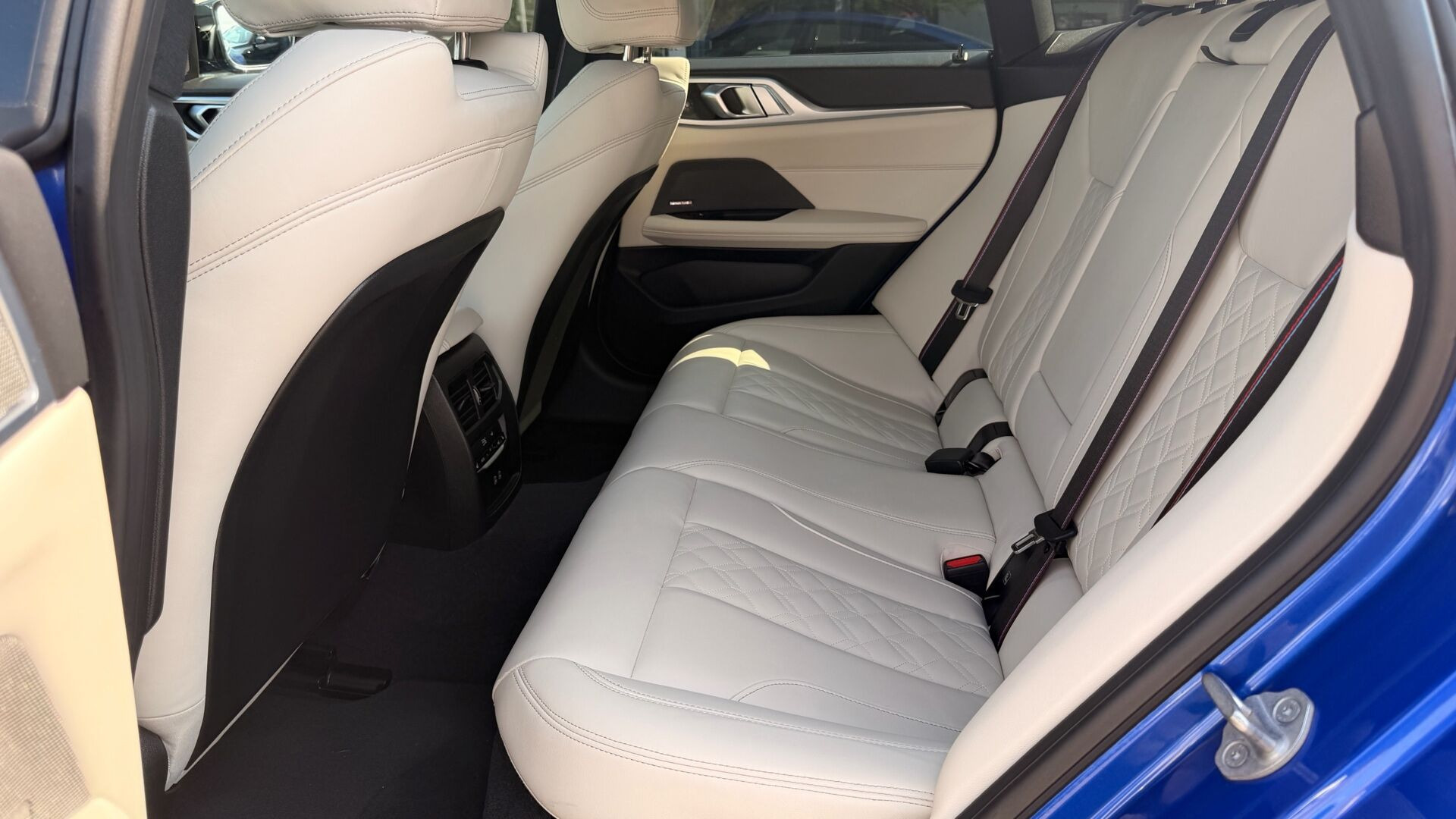 Blå BMW i4 fra 2024
