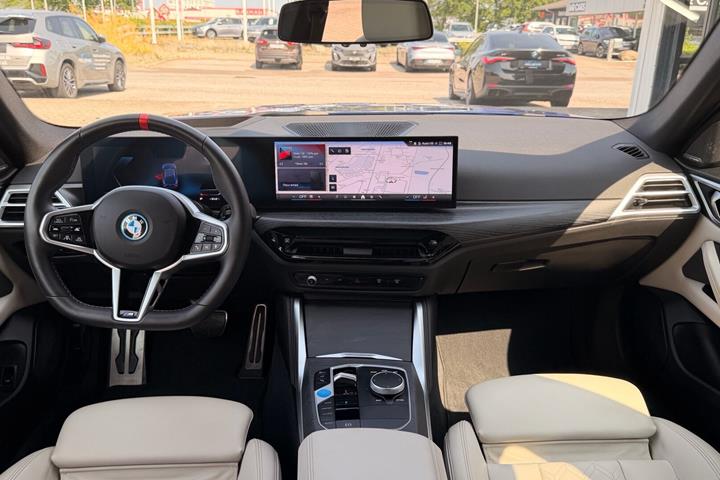 Blå BMW i4 fra 2024