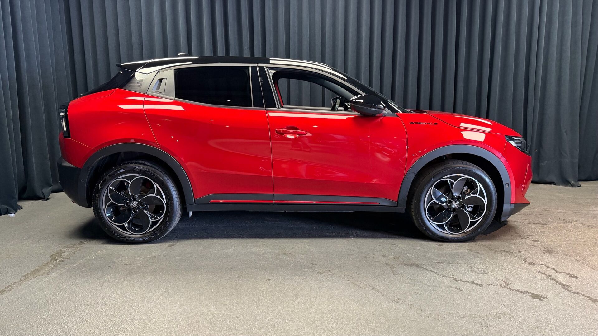Rød Alfa Romeo Junior fra 2024
