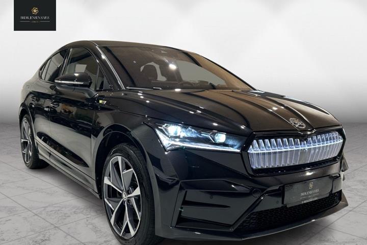 Sort Skoda Enyaq fra 2024 set udefra