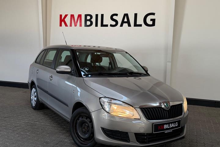 Grå Skoda Fabia fra 2011