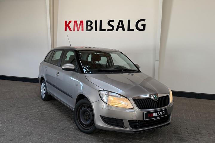 Grå Skoda Fabia fra 2011