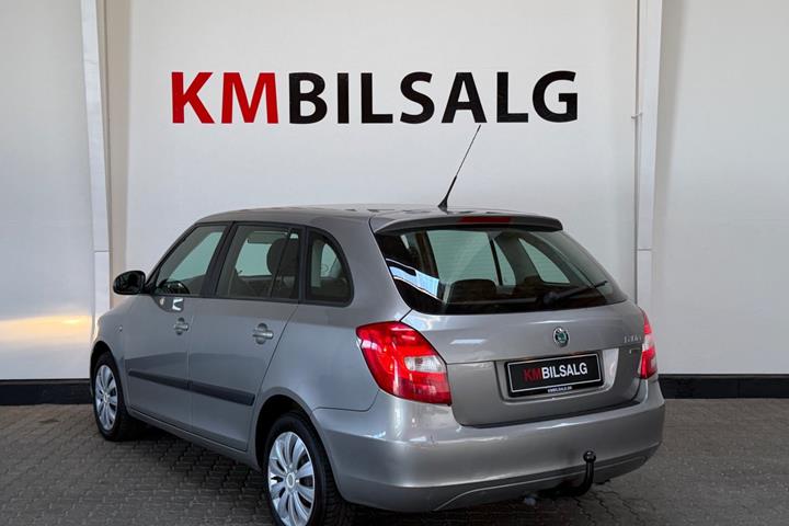 Grå Skoda Fabia fra 2011