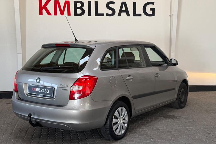 Grå Skoda Fabia fra 2011