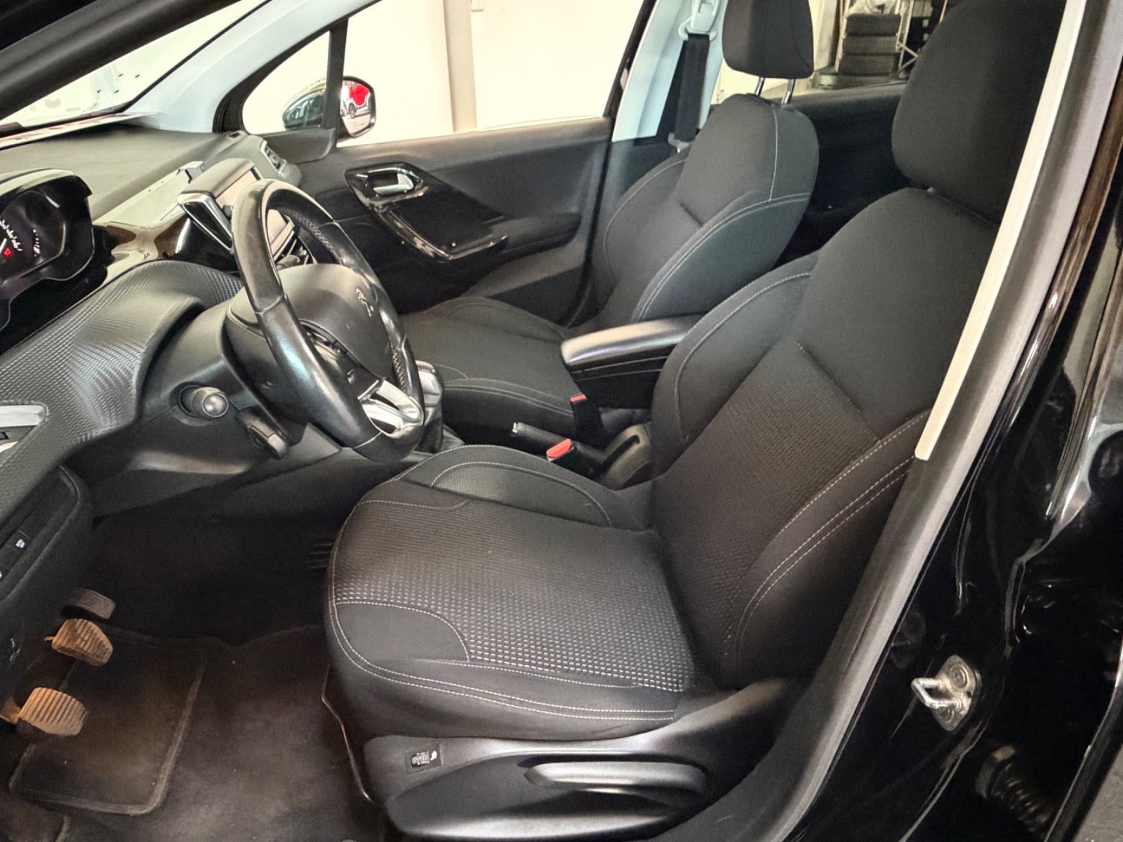 Sort Peugeot 208 fra 2018