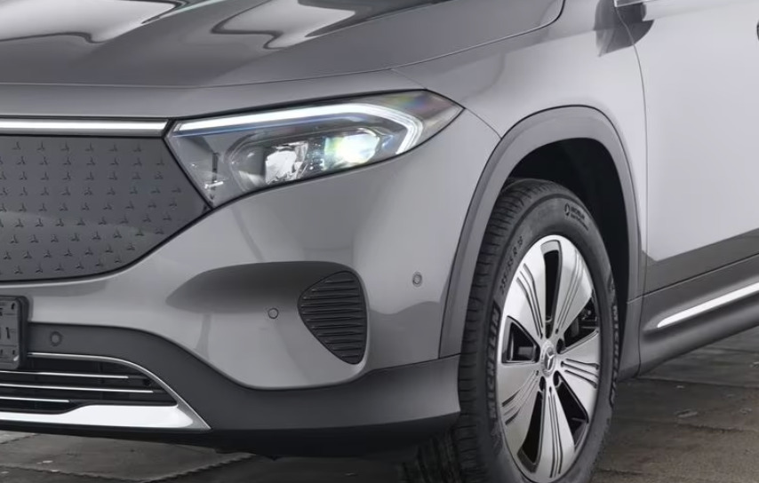 Grå Mercedes EQB250+ fra 2025