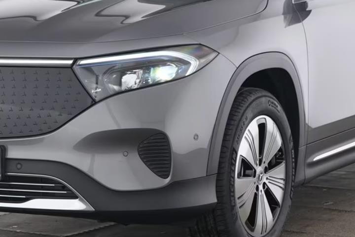 Grå Mercedes EQB250+ fra 2025