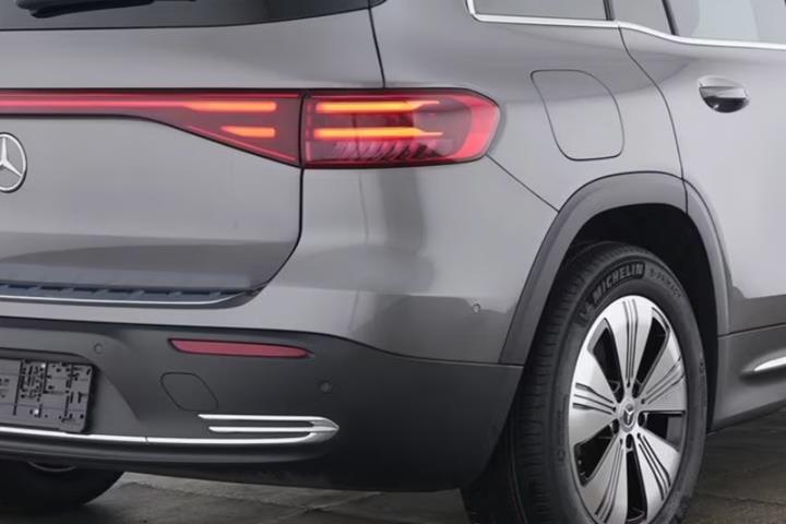 Grå Mercedes EQB250+ fra 2025