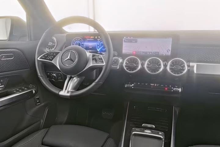 Grå Mercedes EQB250+ fra 2025