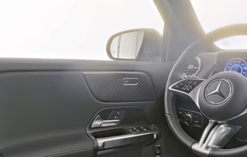 Grå Mercedes EQB250+ fra 2025