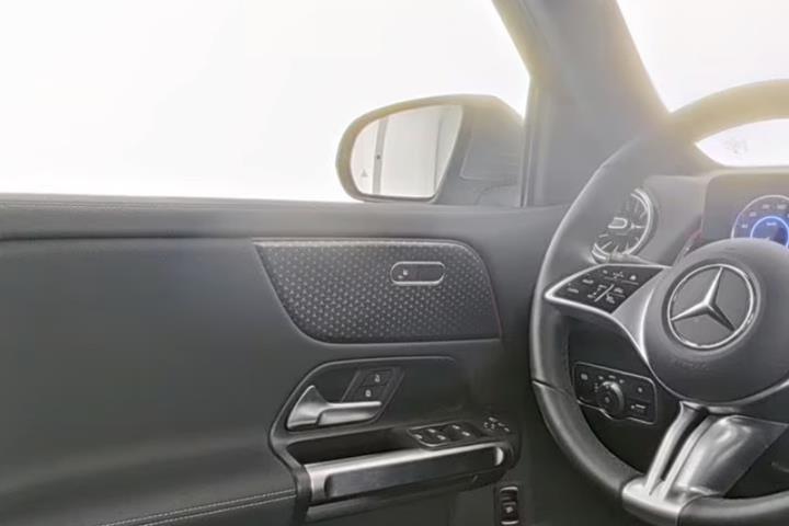 Grå Mercedes EQB250+ fra 2025