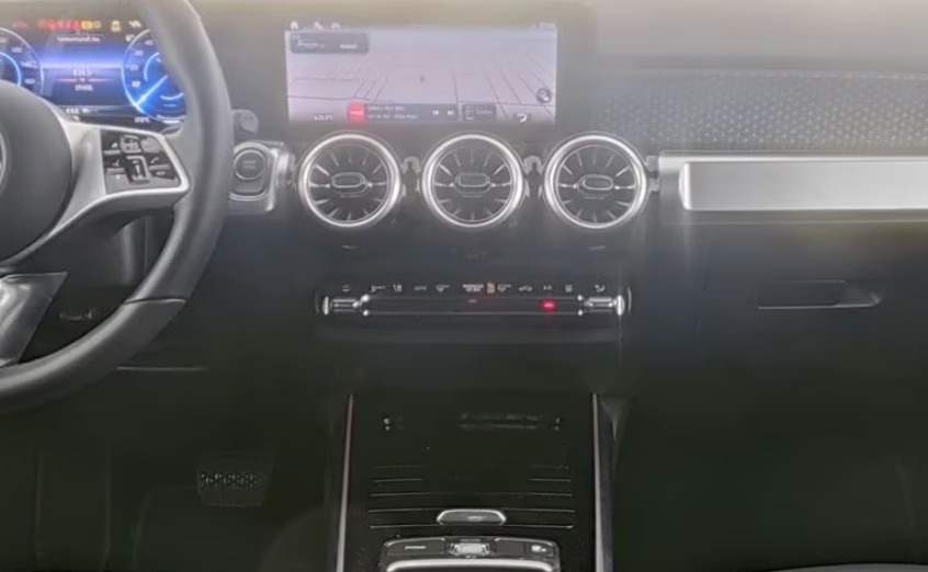 Grå Mercedes EQB250+ fra 2025
